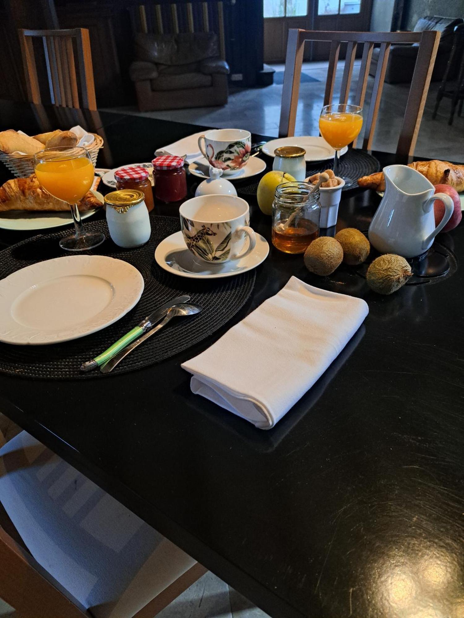 Bed & Breakfast Chateau-monastere De La Corroirie