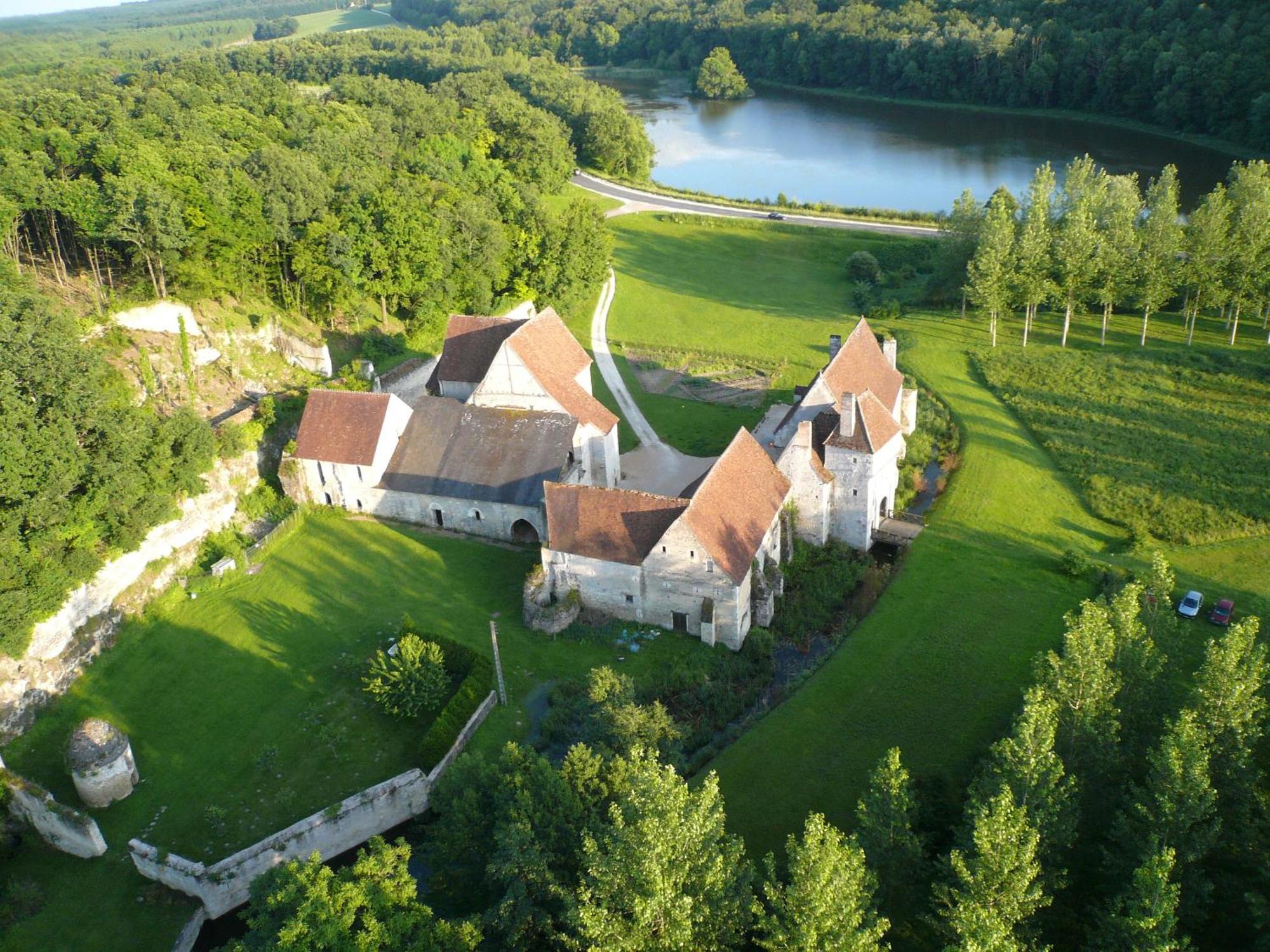 Chateau-monastere De La Corroirie Bed & Breakfast *